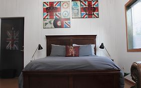 Private Bright Modern Studio! Queen Bed !