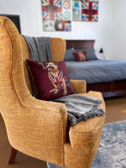 Private Bright Modern Studio! Queen Bed ! Victoria Exterior photo