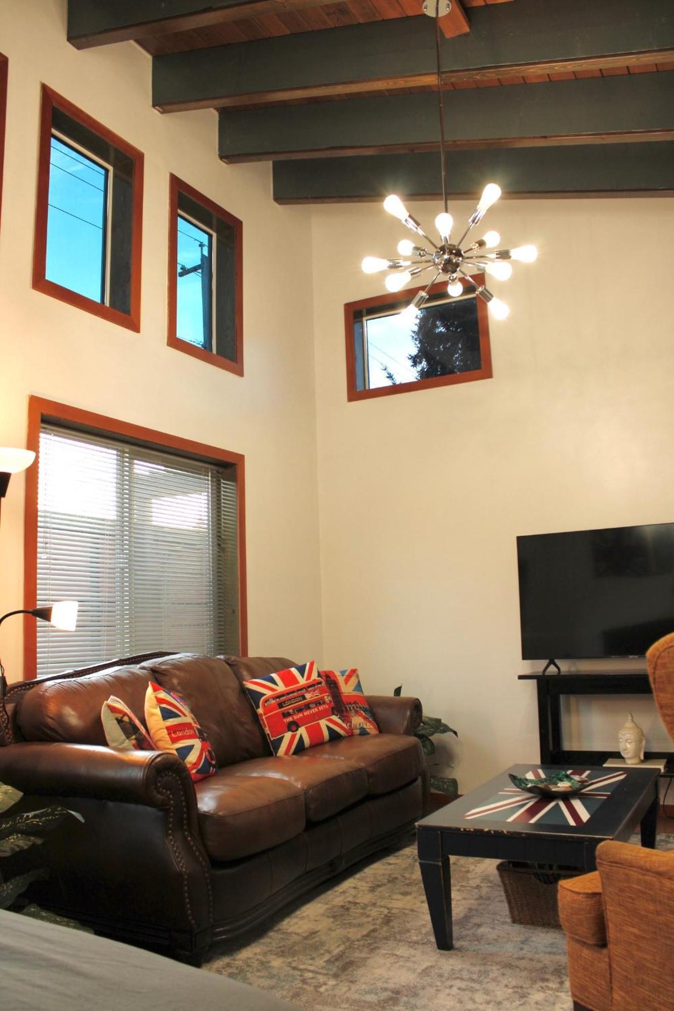 Private Bright Modern Studio! Queen Bed ! Victoria Exterior photo