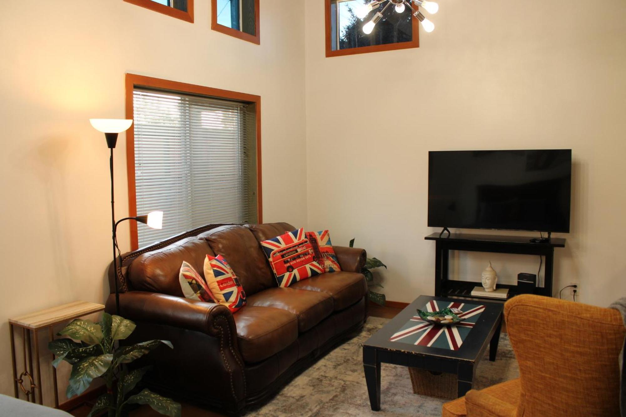 Private Bright Modern Studio! Queen Bed ! Victoria Exterior photo