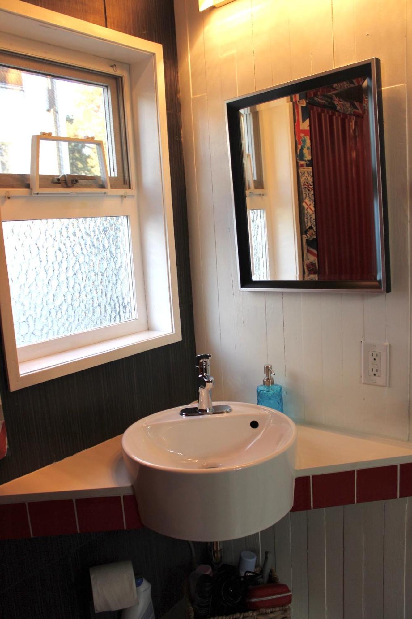 Private Bright Modern Studio! Queen Bed ! Victoria Exterior photo