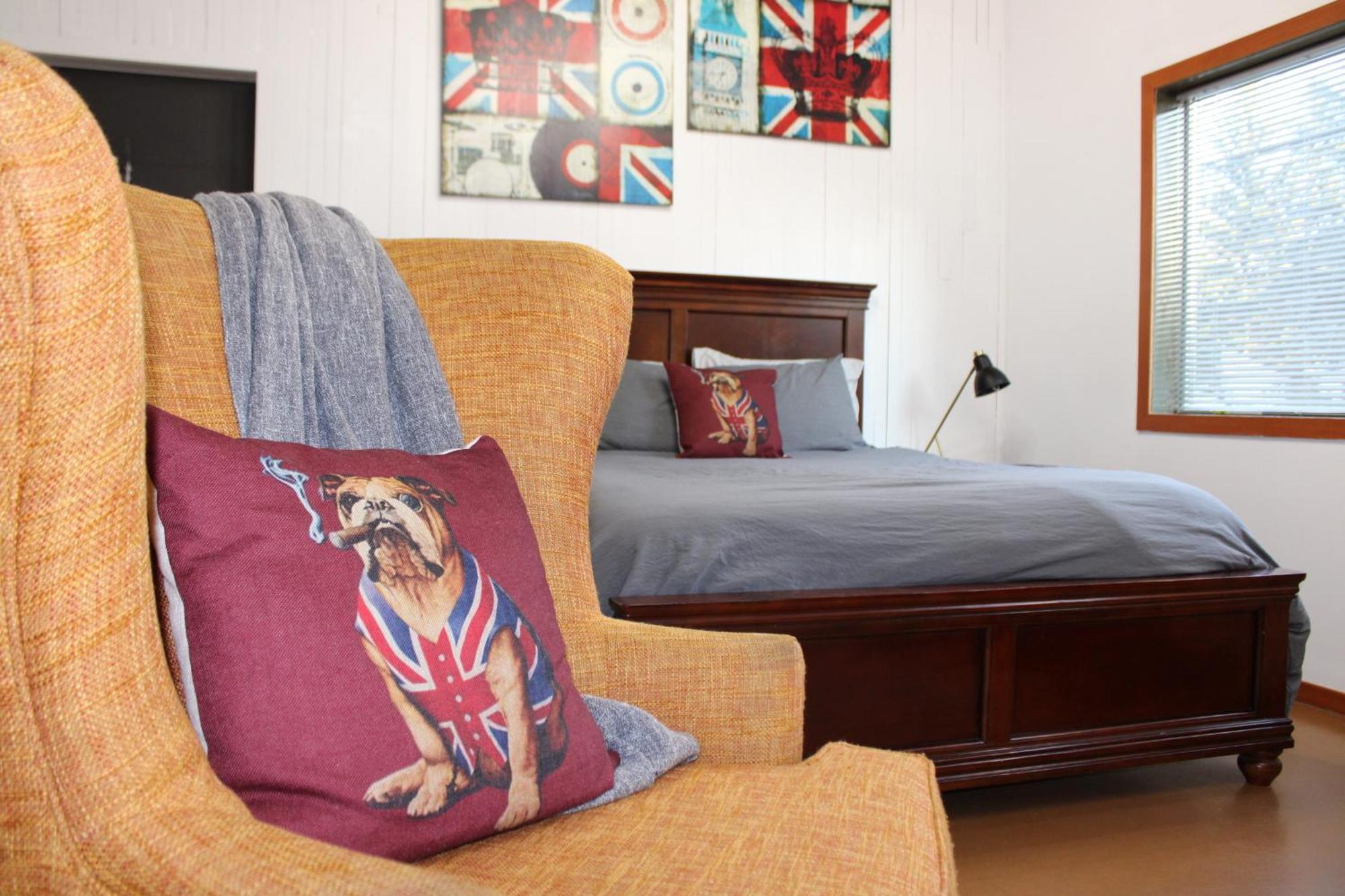 Private Bright Modern Studio! Queen Bed ! Victoria Exterior photo