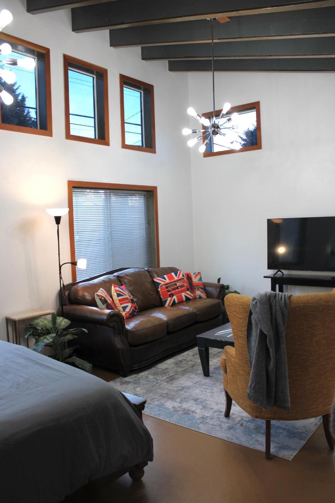 Private Bright Modern Studio! Queen Bed ! Victoria Exterior photo