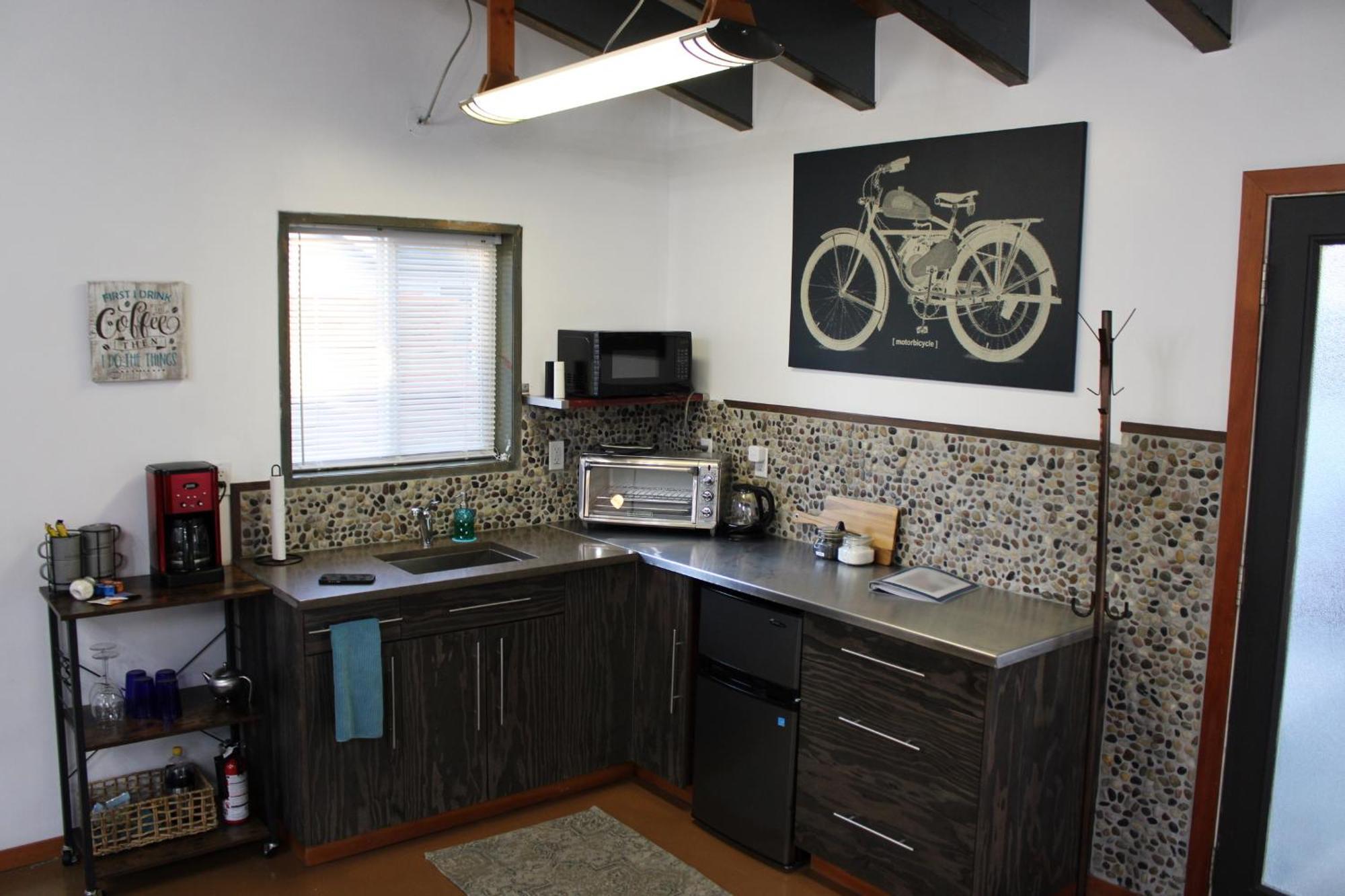 Private Bright Modern Studio! Queen Bed ! Victoria Exterior photo